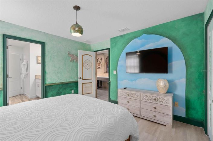 Image No.44-8 Bed Property for sale