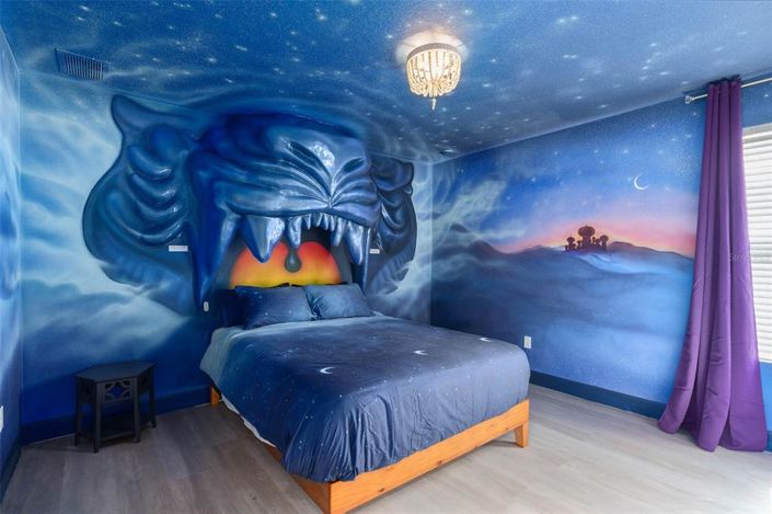 Image No.8-8 Bed Property for sale