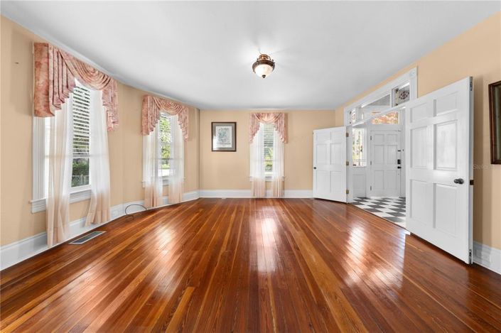 Image No.55-4 Bed Property for sale