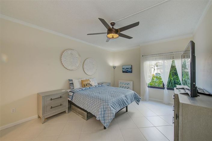 Image No.12-2 Bed Property for sale