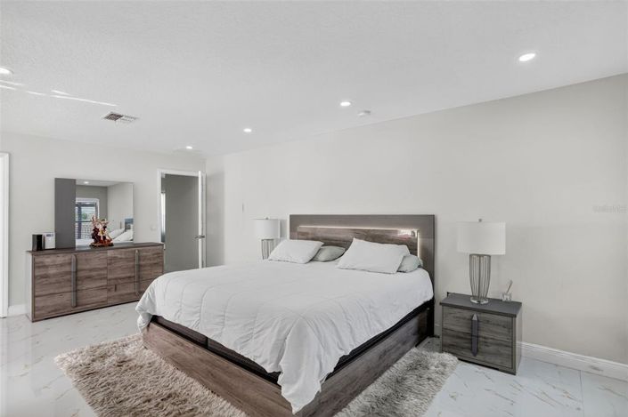 Image No.19-5 Bed Property for sale