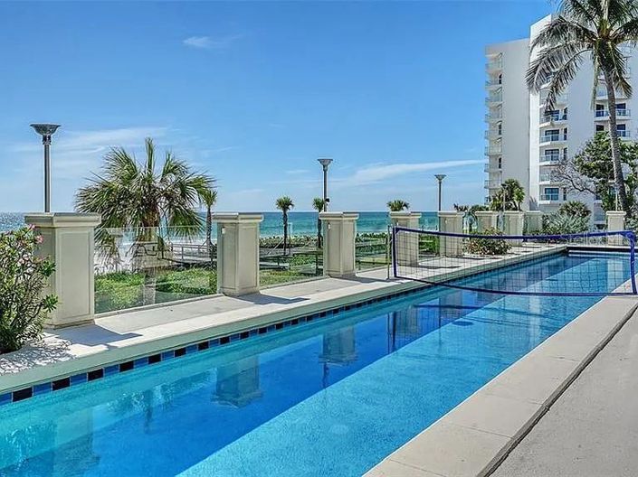 Image No.13-6 Bed Property for sale