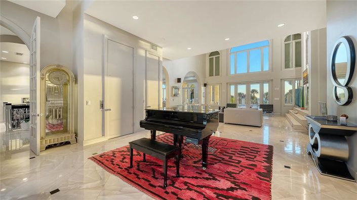 Image No.15-6 Bed Property for sale