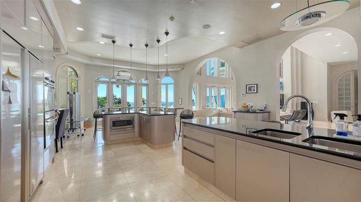 Image No.18-6 Bed Property for sale