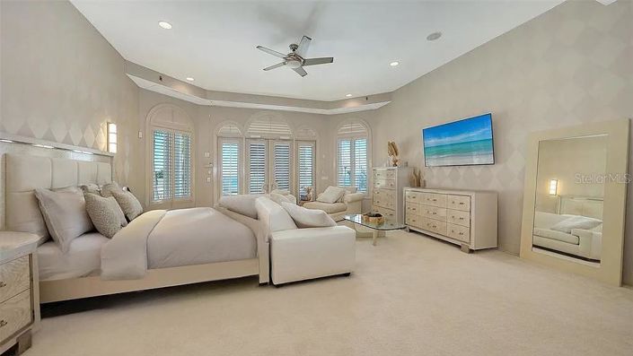 Image No.20-6 Bed Property for sale