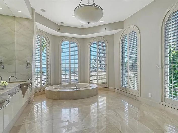 Image No.21-6 Bed Property for sale