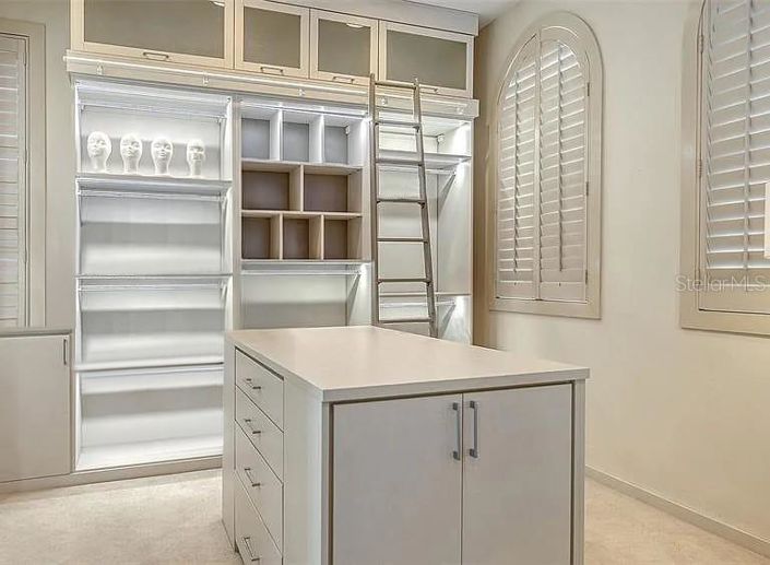 Image No.22-6 Bed Property for sale