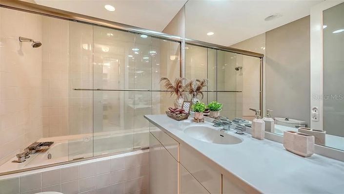 Image No.26-6 Bed Property for sale