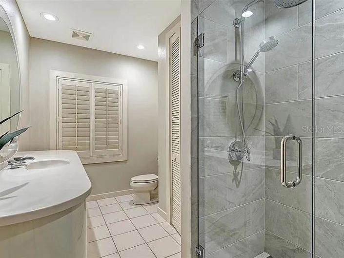 Image No.30-6 Bed Property for sale