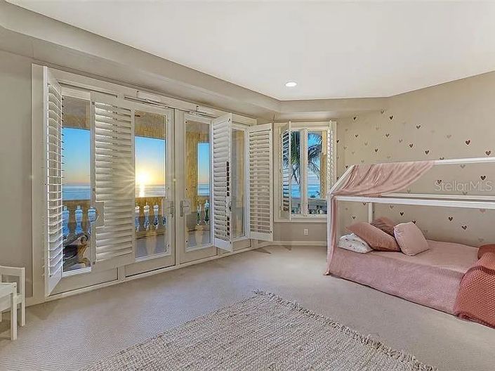 Image No.40-6 Bed Property for sale