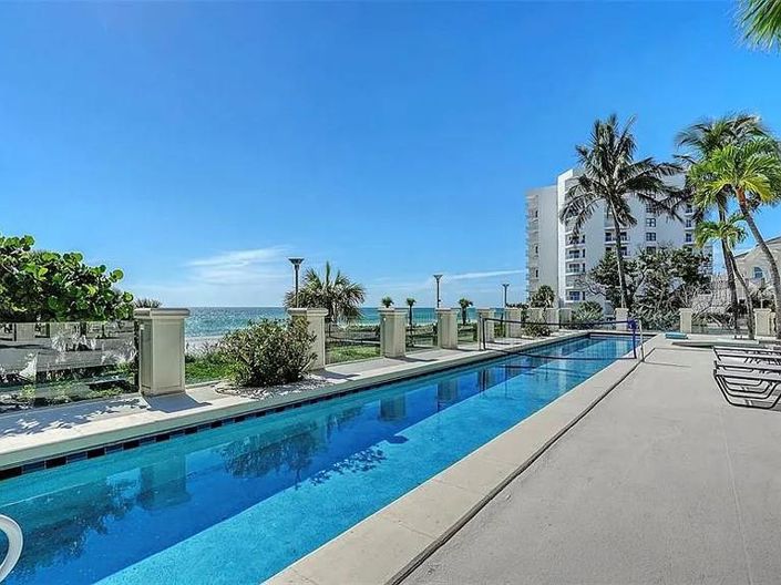 Image No.44-6 Bed Property for sale