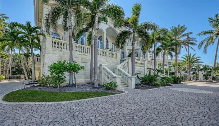 Image No.8-6 Bed Property for sale