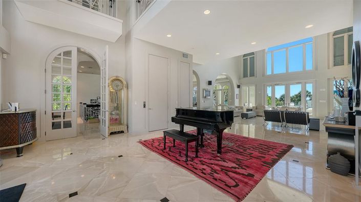 Image No.9-6 Bed Property for sale