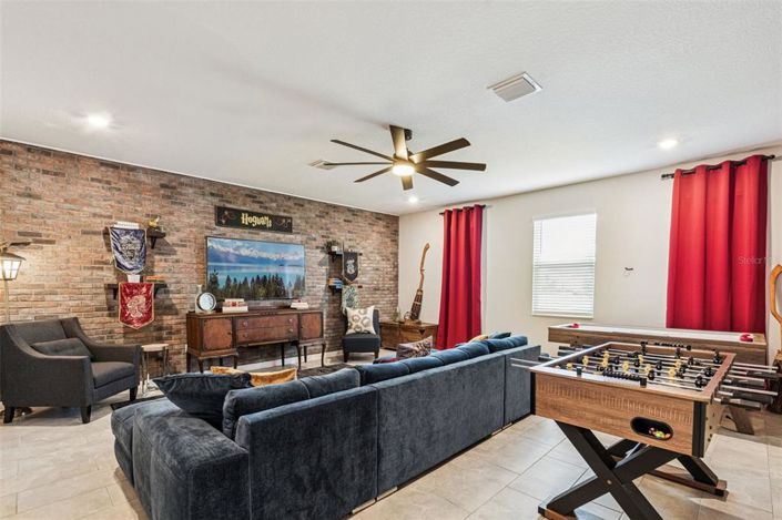 Image No.10-9 Bed Property for sale