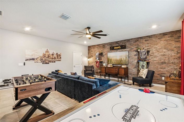 Image No.12-9 Bed Property for sale