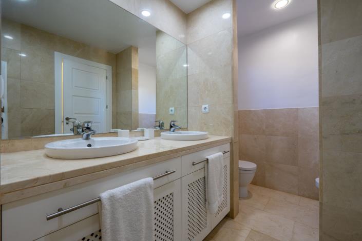 Image No.42-5 Bed Villa / Detached for sale