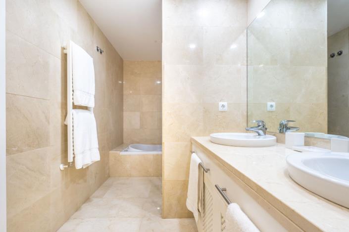 Image No.45-5 Bed Villa / Detached for sale