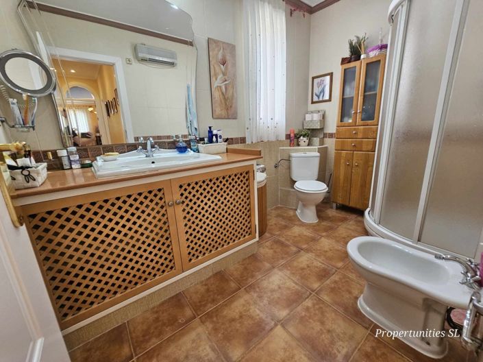 Image No.29-5 Bed Villa / Detached for sale