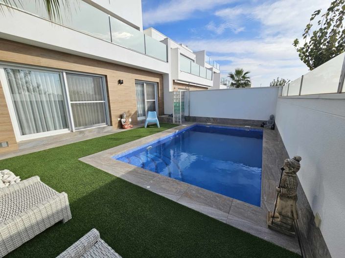 Image No.4-4 Bed Property for sale