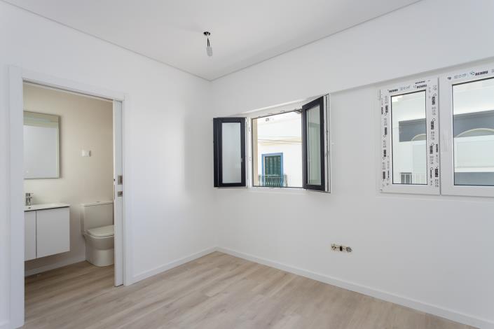 Image No.11-4 Bed Townhouse for sale