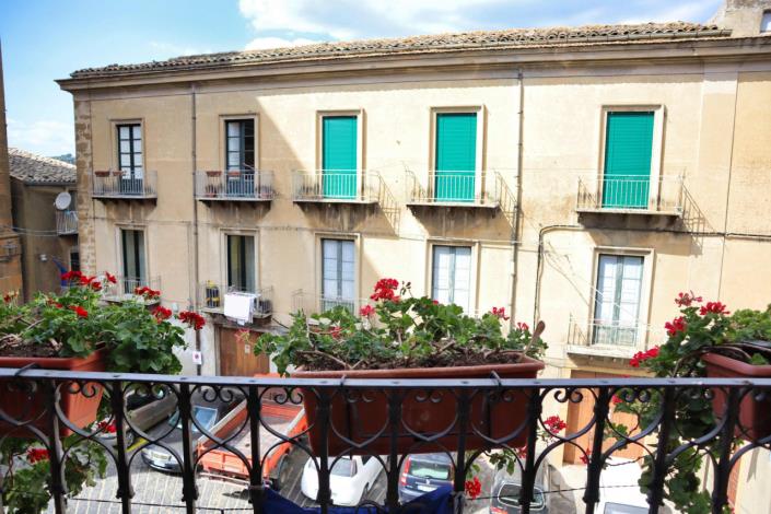 Image No.24-3 Bed Apartment for sale