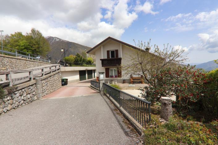 Image No.8-9 Bed Property for sale