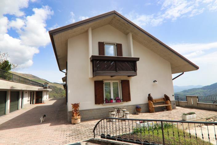 Image No.10-9 Bed Property for sale