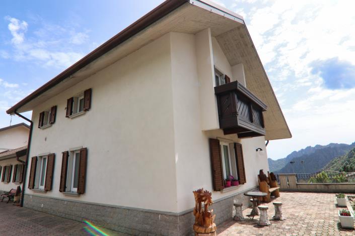 Image No.11-9 Bed Property for sale