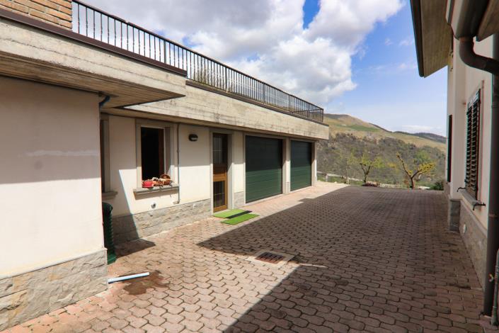 Image No.14-9 Bed Property for sale