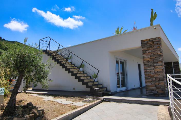 Image No.2-2 Bed Townhouse for sale