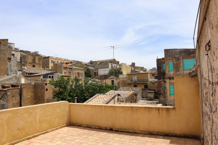 Image No.57-5 Bed Property for sale