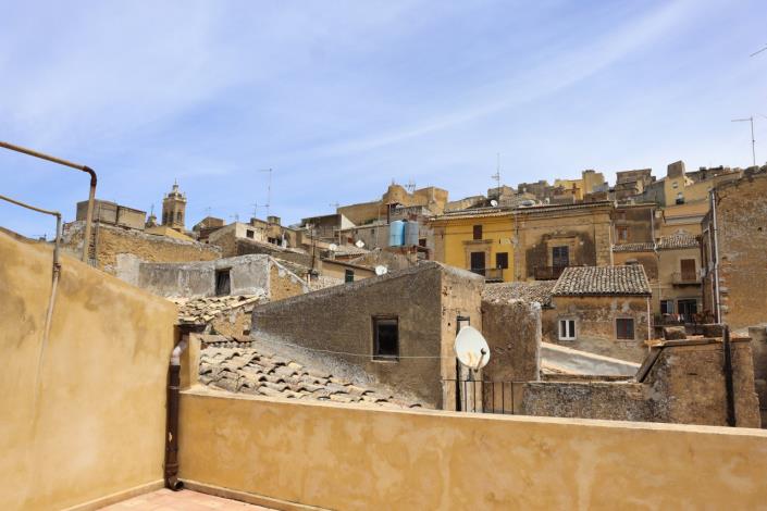 Image No.58-5 Bed Property for sale