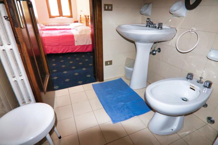 Image No.53-10 Bed Hotel for sale