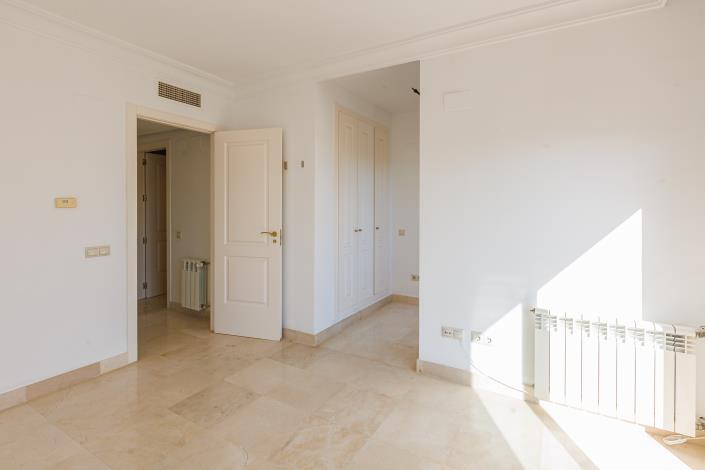 Image No.15-2 Bed Townhouse for sale