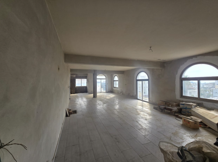 Image No.12-12 Bed Property for sale