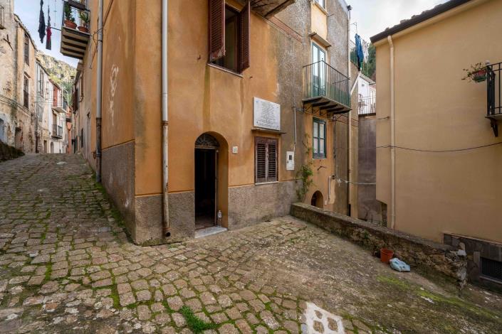 Image No.6-1 Bed House for sale