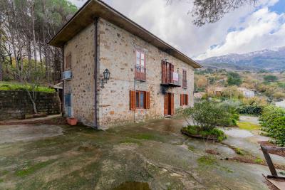 V569-ampia-proprieta-immersa-nel-verde--11-