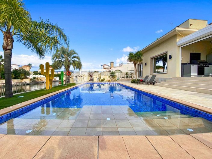 Image No.2-5 Bed Villa for sale