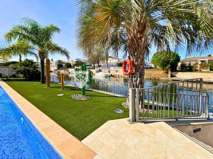 Image No.68-5 Bed Villa for sale