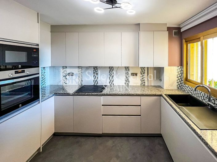 Image No.11-3 Bed Flat for sale