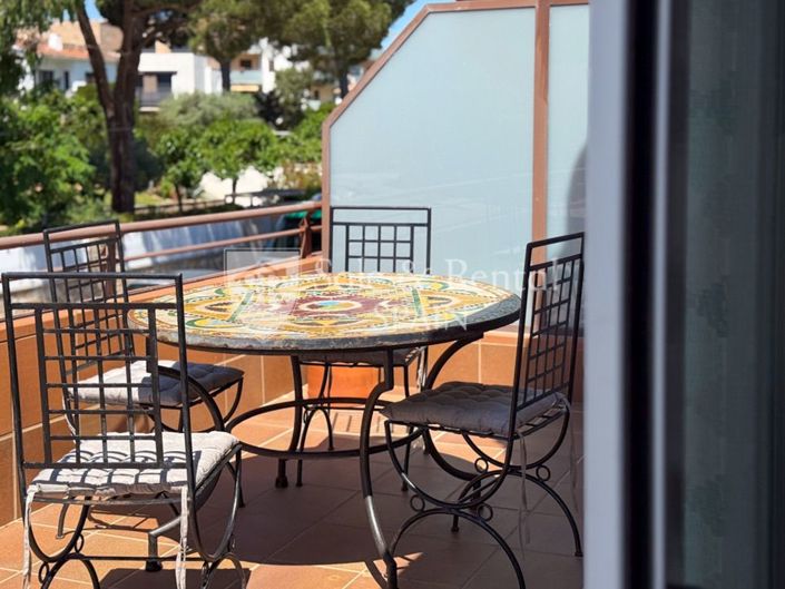 Image No.19-4 Bed Flat for sale