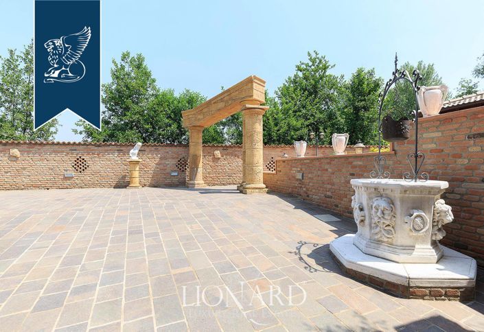 Image No.10-8 Bed Villa for sale