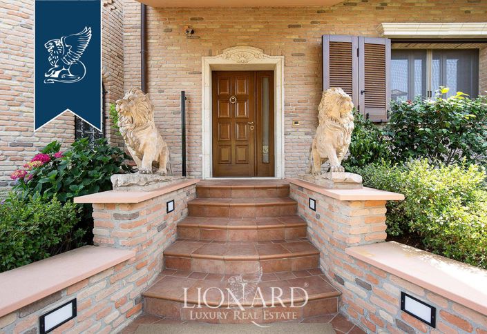 Image No.16-8 Bed Villa for sale