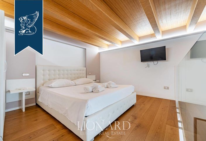 Image No.6-15 Bed Property for sale