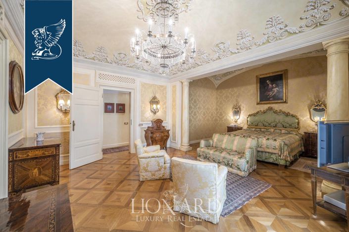 Image No.5-10 Bed Property for sale