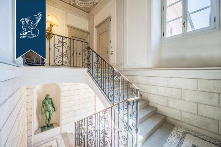 Image No.8-10 Bed Property for sale