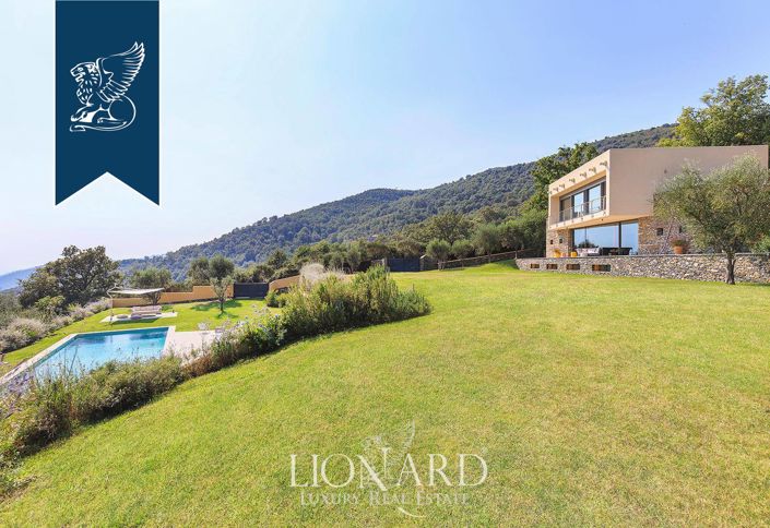 Image No.9-8 Bed Villa for sale