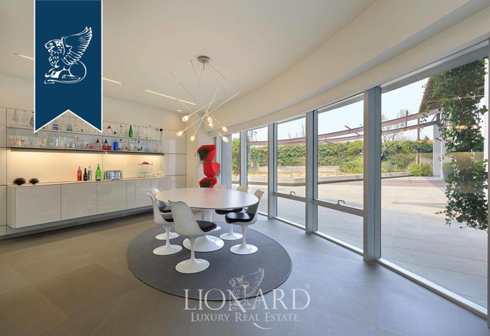 Image No.12-8 Bed Villa for sale