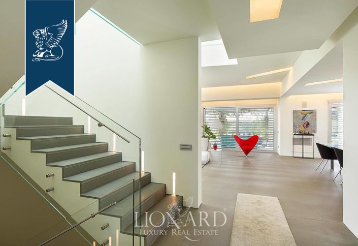 Image No.18-8 Bed Villa for sale