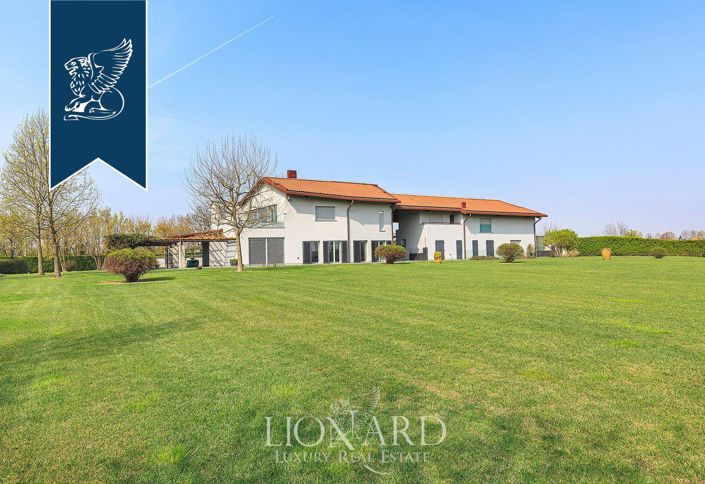 Image No.3-8 Bed Villa for sale